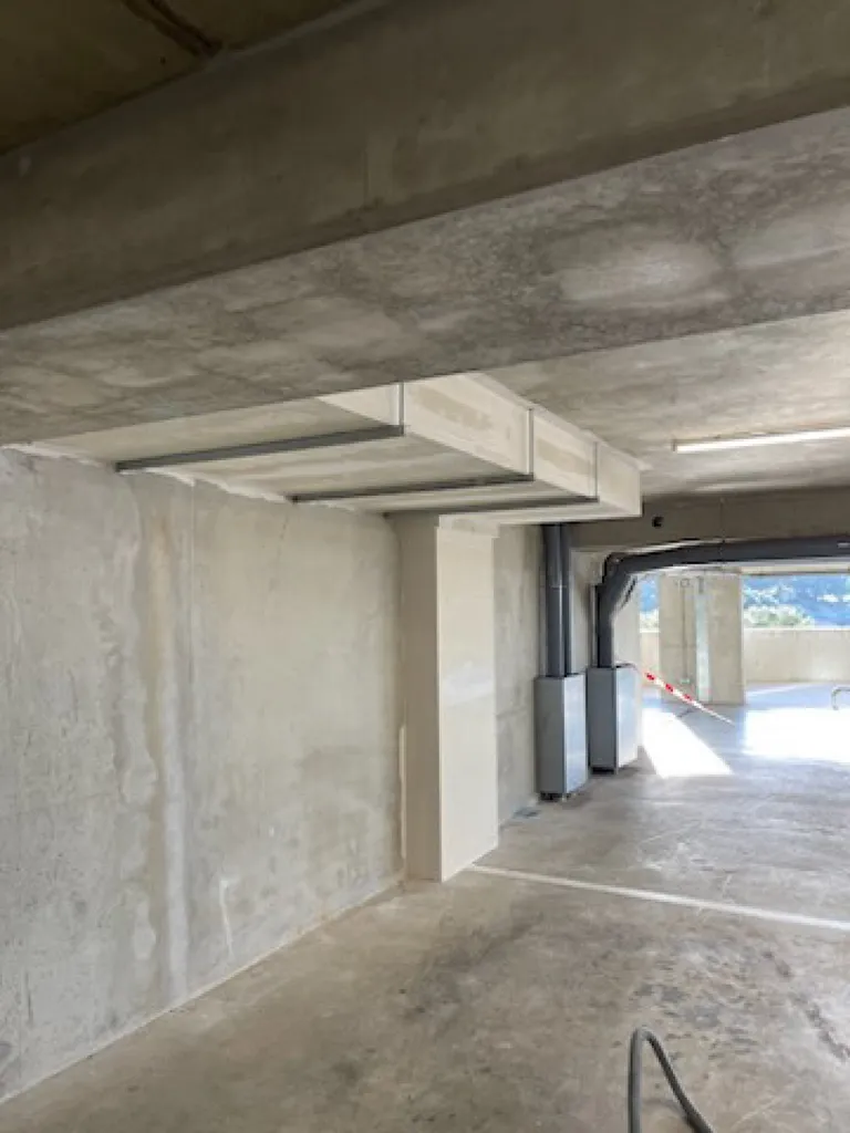Réalisation d encoffrement de chemins de câbles a Nîmes pour l'hôpital Caremeau dans le parking public