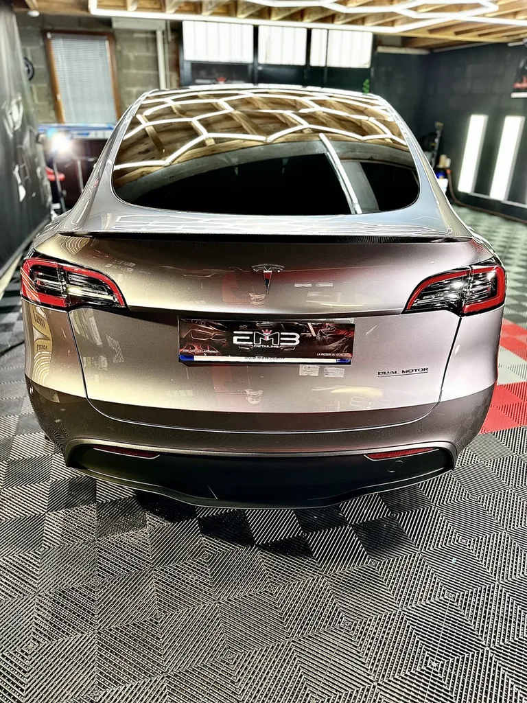 traitement céramique Lyon film de protection carrosserie PPF film plastique carrosserie Tesla model Y Lyon 
