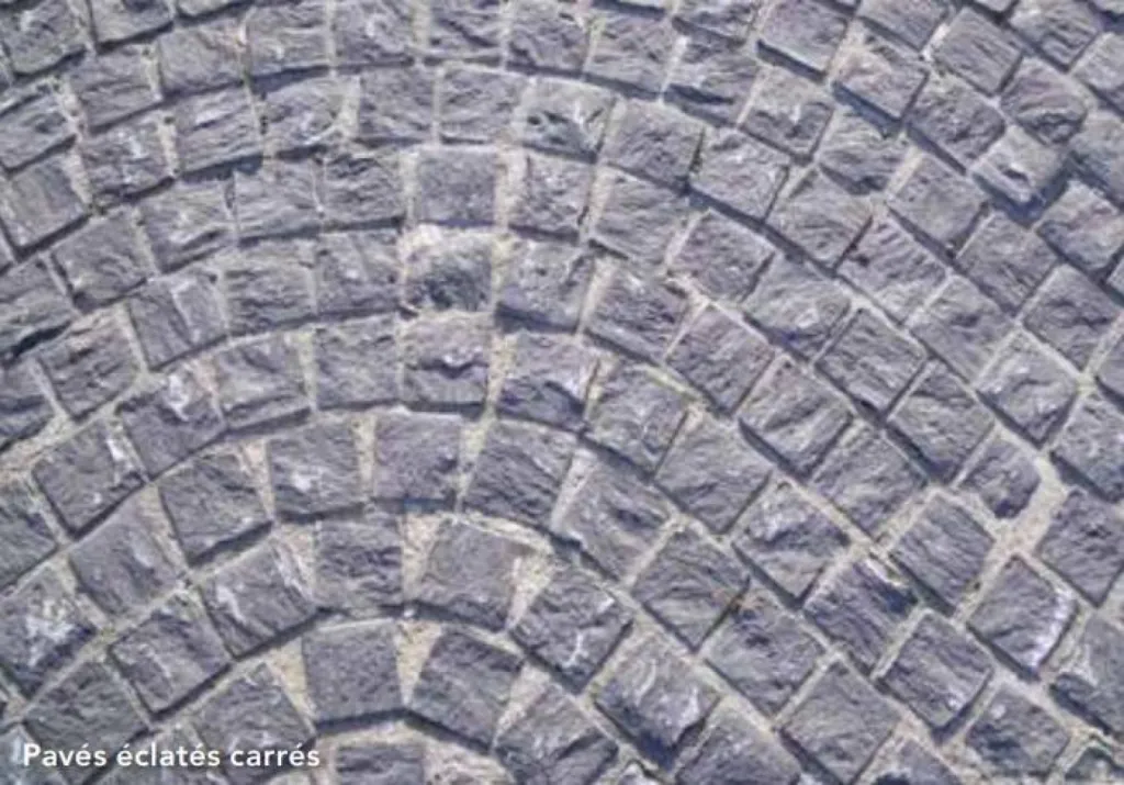 Pavé Eclatés Belgique pierre du Hainaut 10x10 ou 20x20cm, épaisseur 5cm Les pavés de Pierre Bleue du Hainaut® dont les faces inférieure et supérieure sont éclatées (4 chants sciés).
