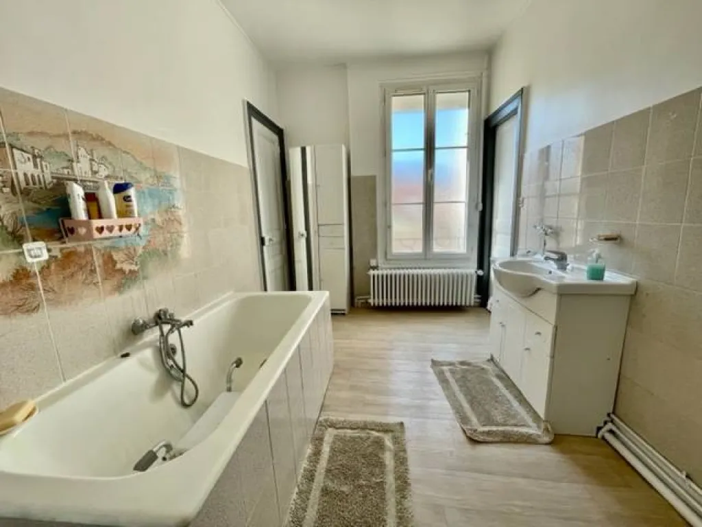 A acheter, maison de maître 6 chambres sur 450m² de terrain en centre ville sur la commune d'ELBEUF 76500