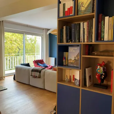 Vue de la bibliothèque sur-mesure conçue pour un appartement rénové à Bordeaux, par l'Atelier D. architecte d'intérieur à Bordeaux