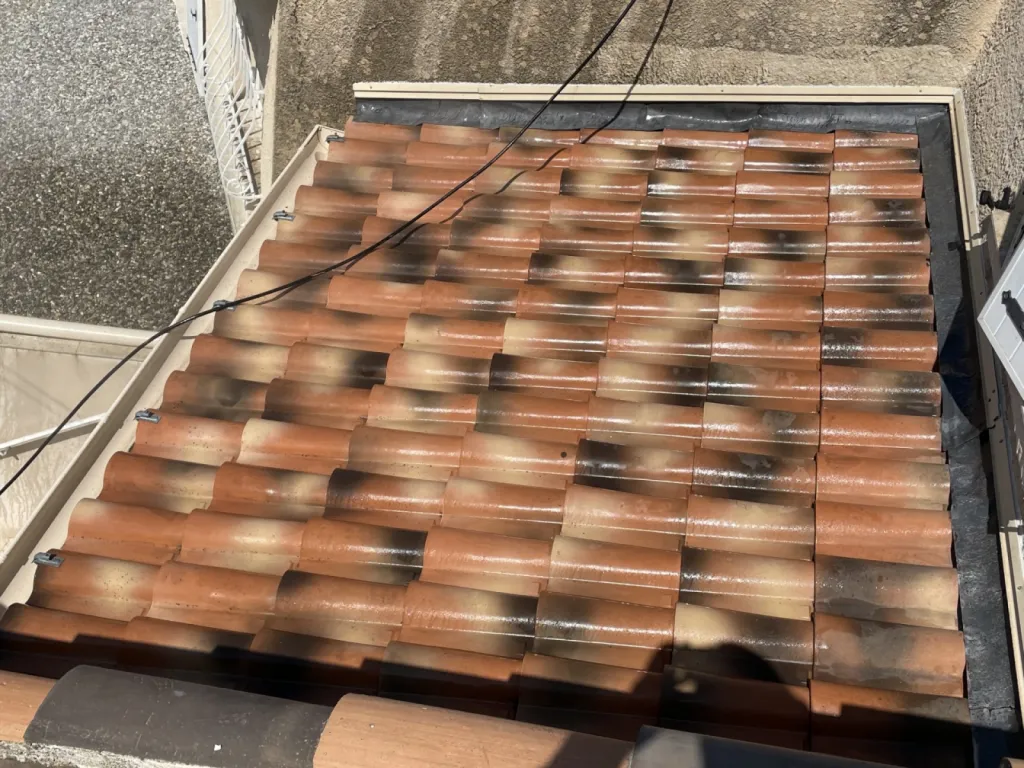 Nettoyage de toiture en tuile mécanique Romane d'une maison individuelle sur Martigues