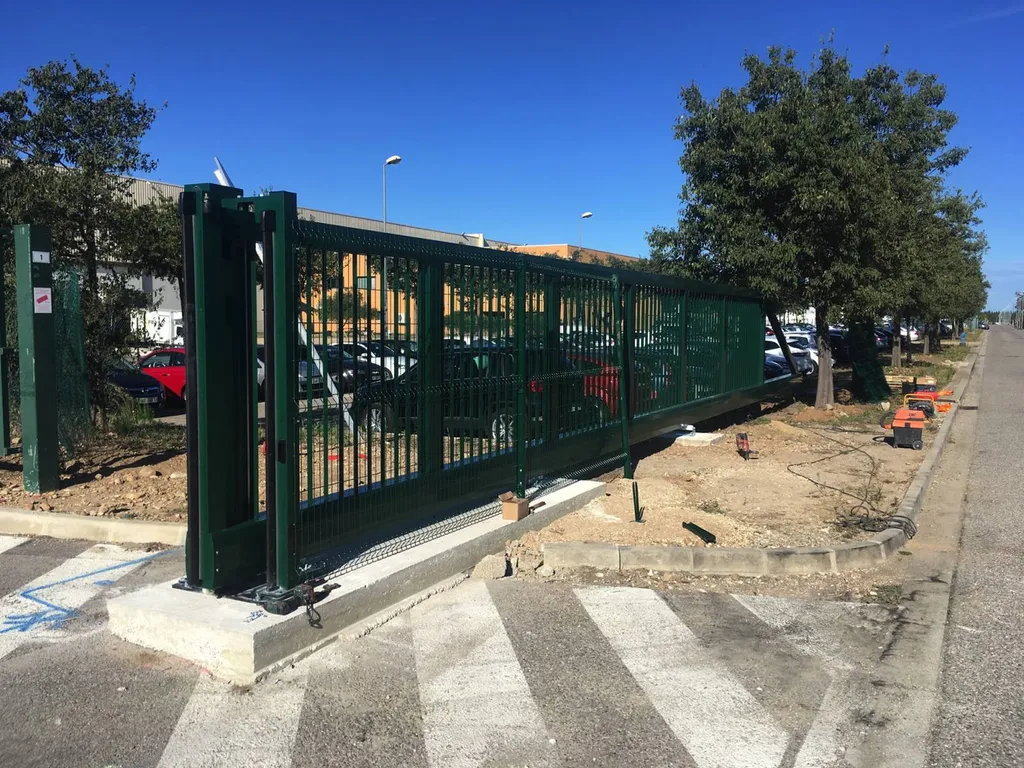 Réalisation d'un portail autoportant à Miramas