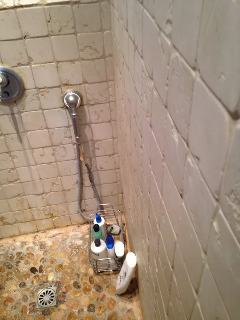 Bac à douche avant travaux Rénovation d'une salle de bains à Salon de provence 13300