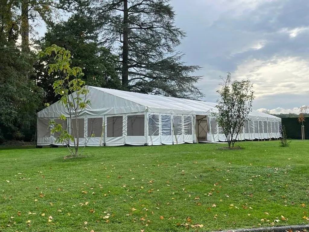 Location d'une structure pouvant accueillir 250 personnes ou plus, pour un mariage à côté du Puy en Velay