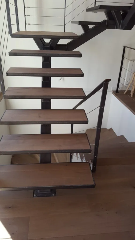 Habillage d'un escalier en béton avec marche en chêne