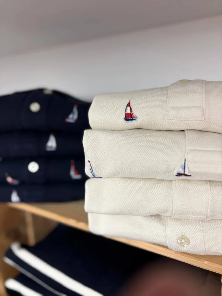 Polo nautique brodé GANT : une touche d'élégance maritime disponible chez La Suite by Urban Chic 76