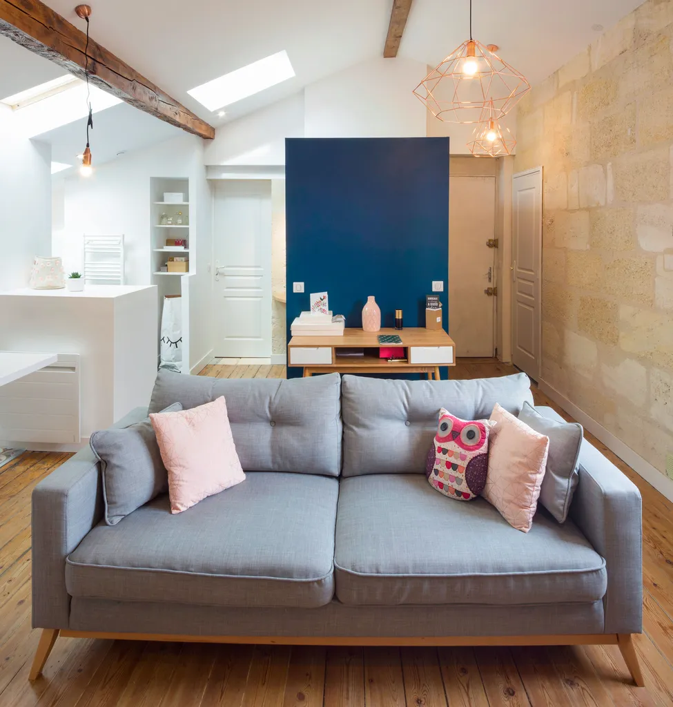 AKIKO ARCHITECTURE – Bordeaux Chartrons — Rénovation & réagencement sous combles La cuisine a été conçue pour disparaître sous les rampants, libérant un maximum d’espace habitable. Plans immaculés, rangements intégrés, éclairage zénithal et carreaux de ci