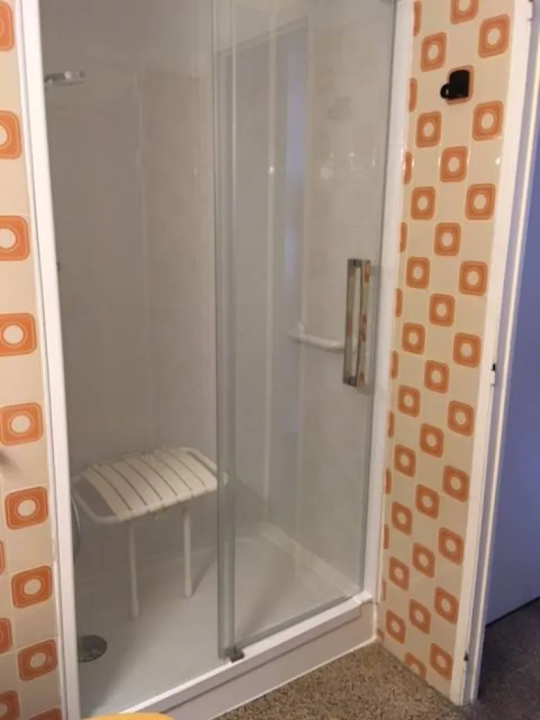 Remplacement d'une baignoire par douche sécurisée pour sénior à Draguignan, Var (83)