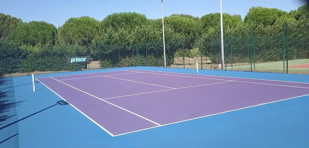 Rénovation complète d'un terrain de tennis en résine synthétique extérieur à Toulouse en Haute-Garonne : une réalisation signée Service Tennis