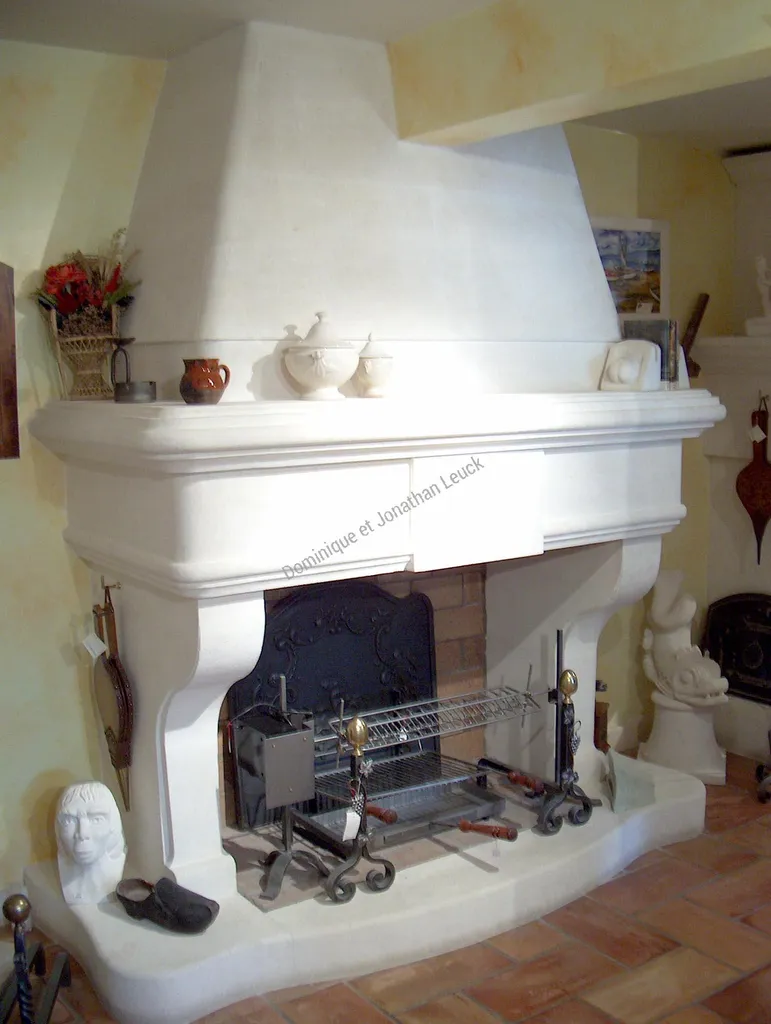 Cheminée et hotte type Prestige en pierre d'Estaillades