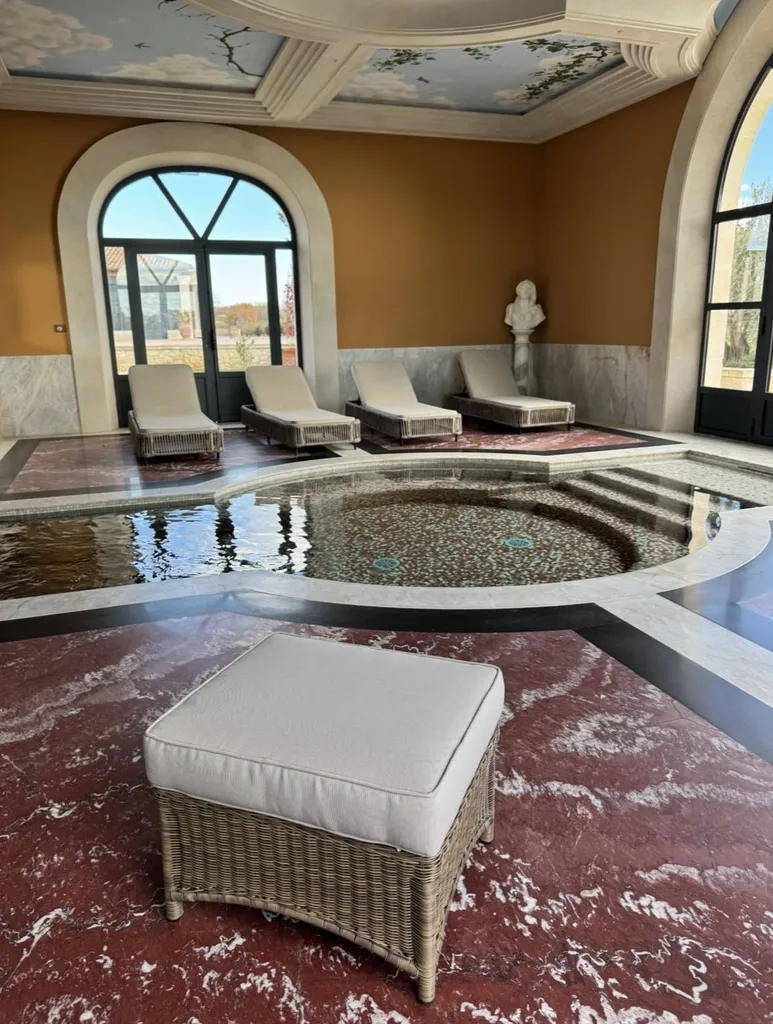 Spa en Marbre rouge Saint Pons et granit noir Zimbabwé au Domaine Mas de Rey à Arles