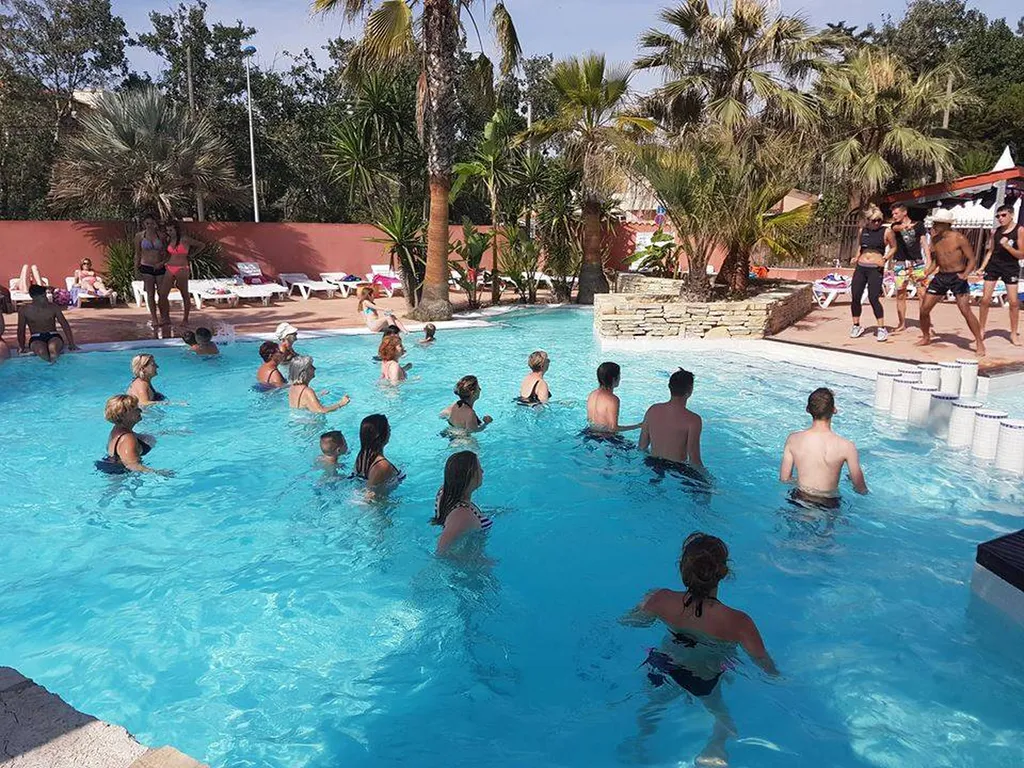 animation aquafun dans piscine chauffée à vias