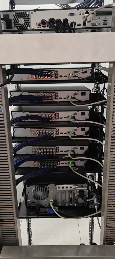 Reprise d'une baie vidéosurveillance dans un parking de Lyon et remise au propre du câblage coaxial dans la baie sur des stockeurs DAHUA