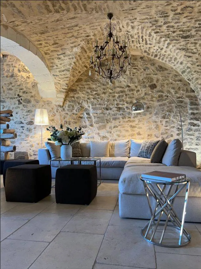 L'Immobiliére du Luberon à Ménerbes restaurée et décorée par Sacha Houant Project manager et décoratrice d'intérieur.