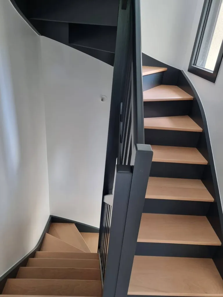 Peintre spécialiste pour peinture escalier bicolore neuf ou à rénover à Coignières proche Les Essarts Le Roi