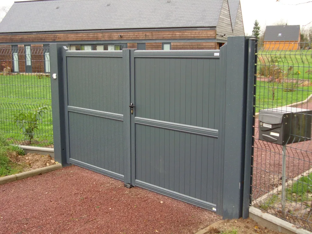 Installation de Portail en aluminium Battant, Modèle Plein/Semi-Ajouré Coordonné Sur-Mesure à Pont l'Évêque dans le Calvados 14 et Saint-André-d'Hébertot