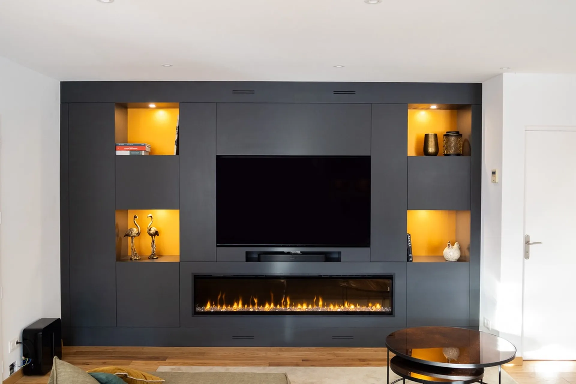 Meuble TV avec rangements sur mesure au design moderne à Mirabel