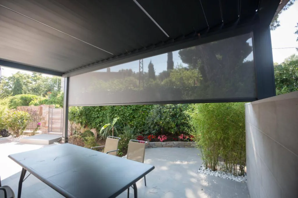 pergola bioclimatique toile micro perforee protection solaire salon de provence