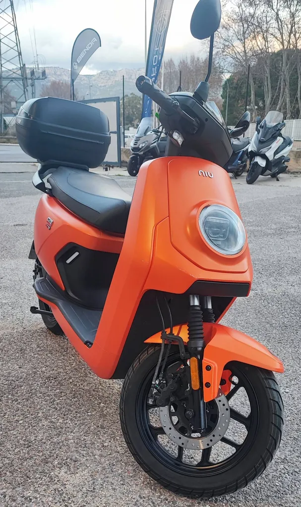 SCOOTER ÉLECTRIQUE OCCASION NIU MQI GT 100 ORANGE ÉQUIVALENT 125cc AVEC 2900 KM.
