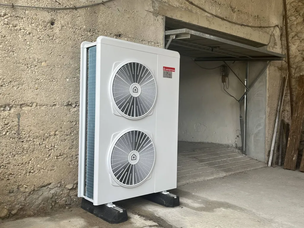 Installation d'une pompe à chaleur dans le cadre d'une rénovation énergétique globale à Leyment dans le département de l'Ain.