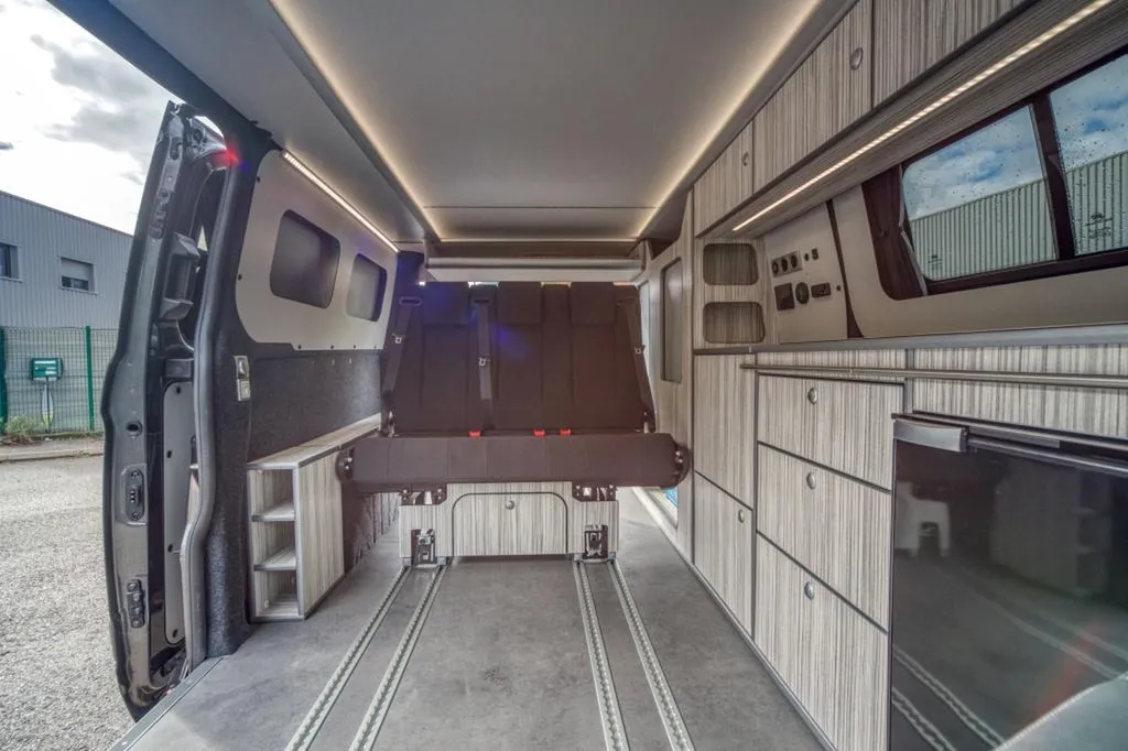 Aménagement intérieur Ford Transit Custom Long à Paris : transformation van sur-mesure en Île-de-France