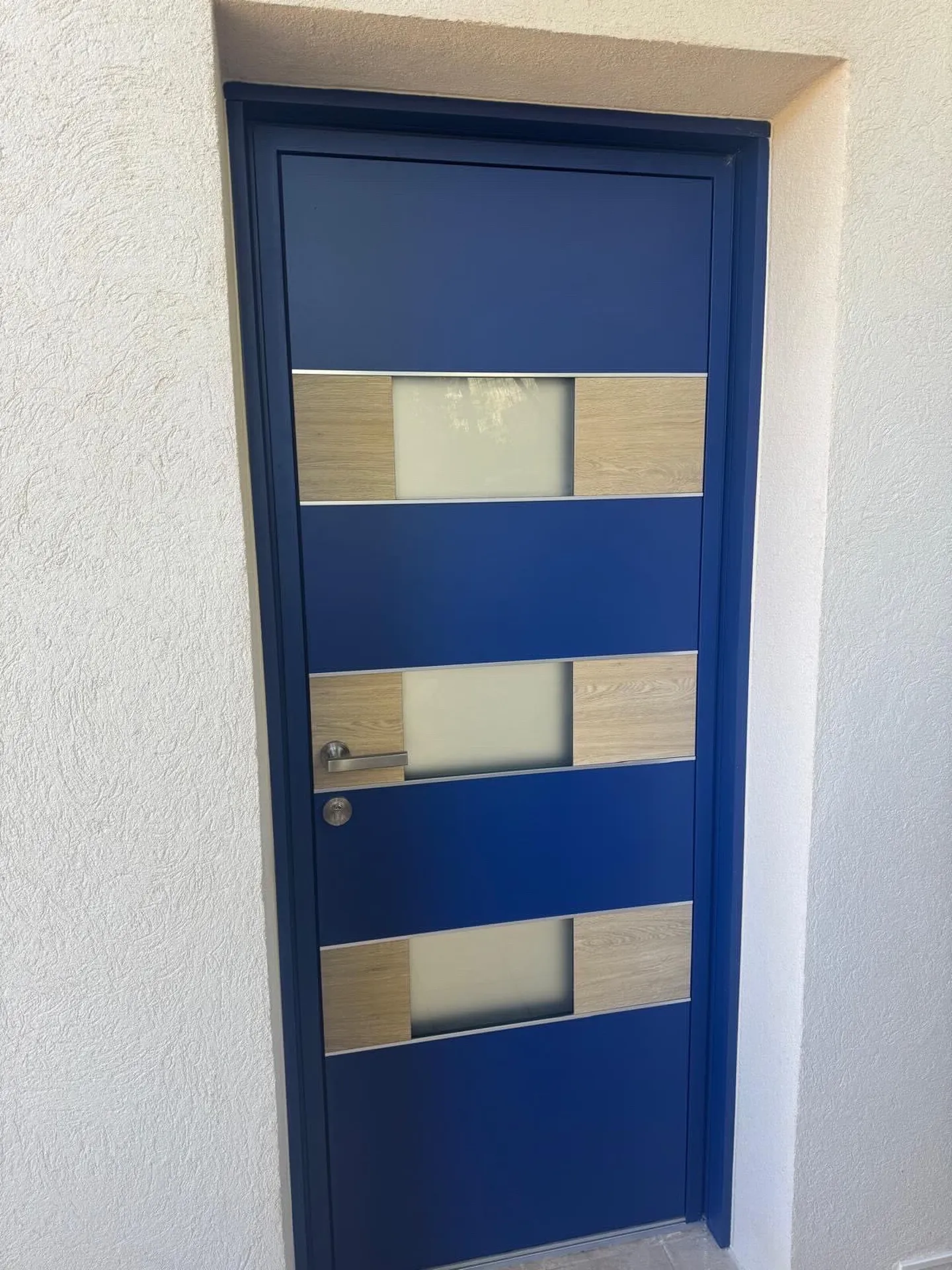 Installation d’une porte d’entrée sur mesure en aluminium de la marque K-line sans perte de passage à Sausset les pins sur la cote Bleue