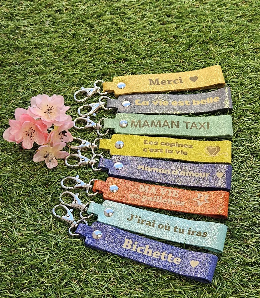 Porte-clés message la Cartablière en cuir pailleté  disponible chez Evasion Eu