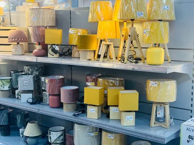 Vente de lampe sur pied et lampe de bureau en magasin de décoration