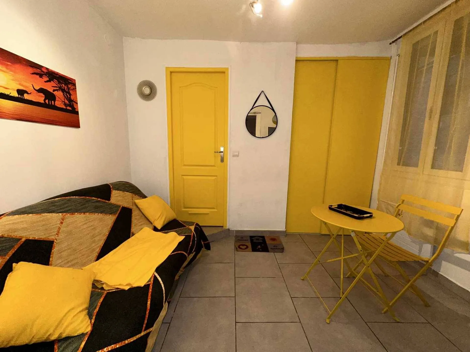 A vendre studio cosy de 24m2 à Dieppe, avec cave et débarras, idéal pour un investissement locatif ou un pied-à-terre pratique.