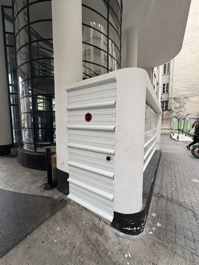 Pose d’une palissade d’occultation en bardage tôle nervurée 6x2 m pour sécuriser chantier à Paris 8e Madeleine