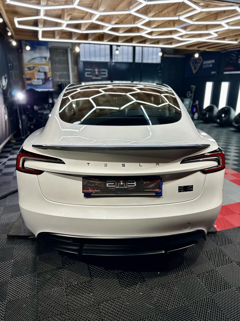 spécialiste du DETAILING sur Lyon Traitement céramique Tesla model 3 