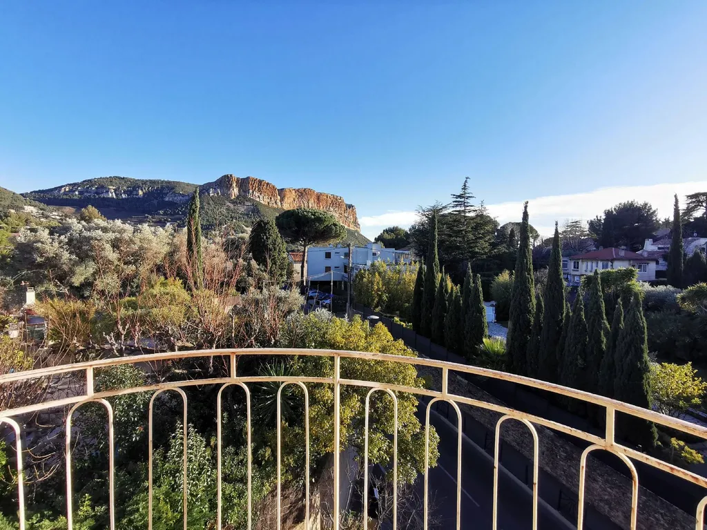 A vendre appartement 1 Cassis en dernier étage avec 2 balcons dans copropriété sécurisée avec parking libre 