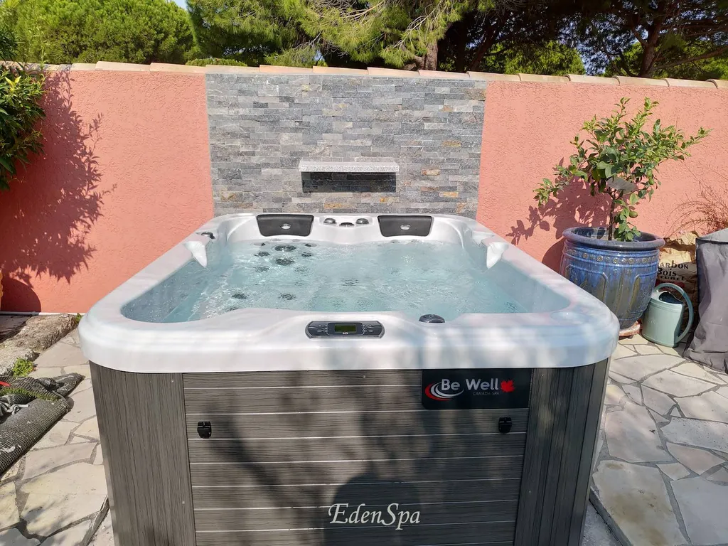 spa 2 places allongées terrasse piscine camargue