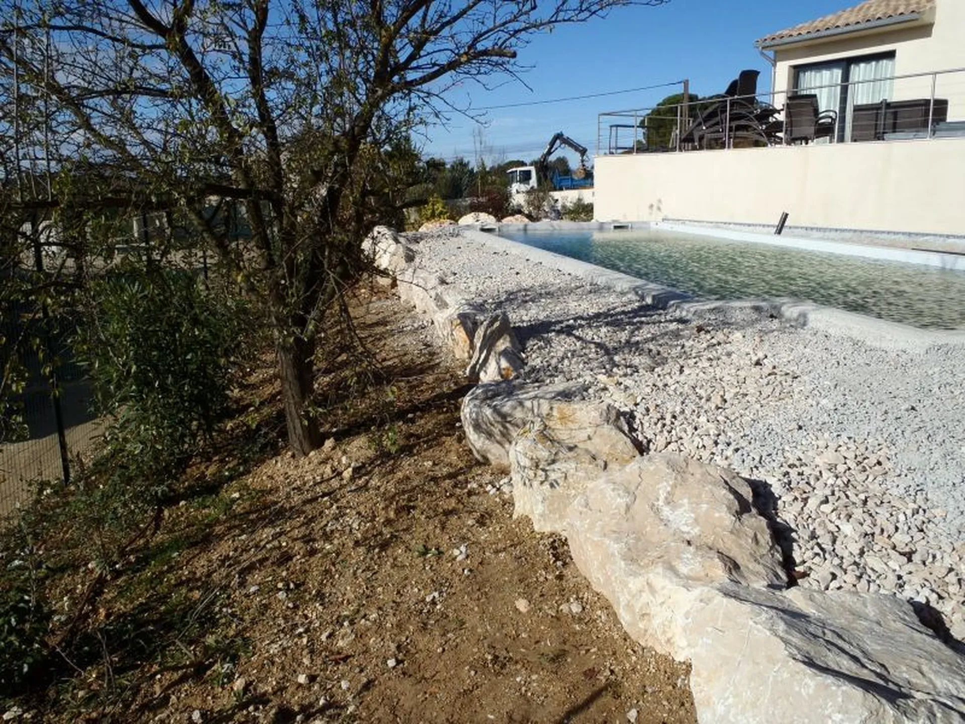 Enrochement en pierres plates ou blocs de pierre en PACA