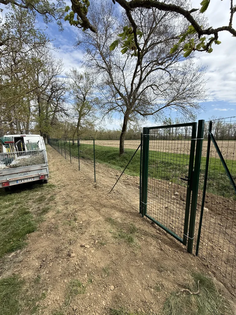 Pose de 90 mètres de clôture souple verte hauteur 1,80 m avec portillon après préparation du terrain à Plaisance-du-Touch