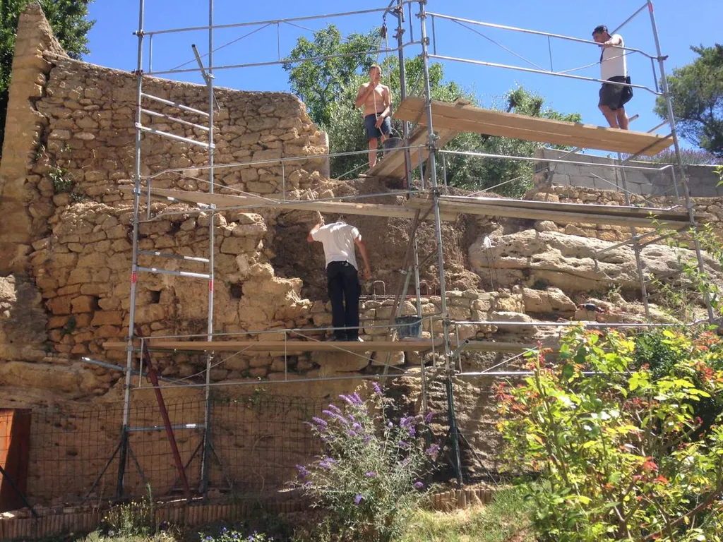 Rénovation d'un mur de soutènement à salon-de-Provence-Démolition du mur en pierres
