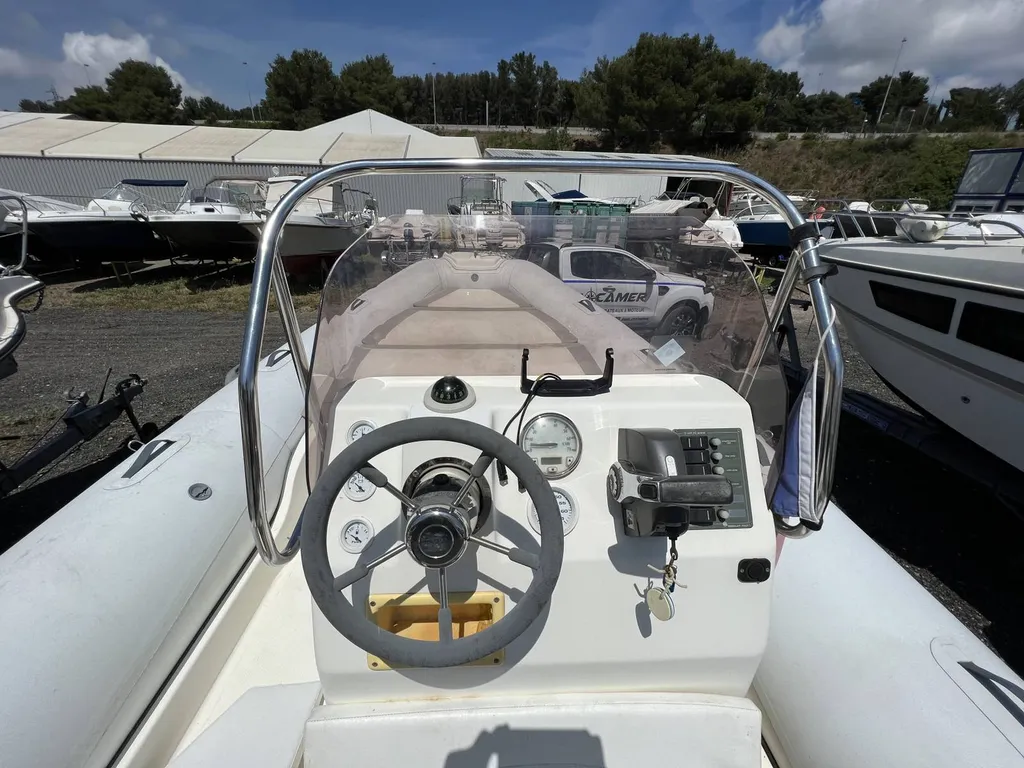 Passer par un courtier en bateau pour vendre un semi-rigide d'occasion BSC 65 Colzani à Six-Fours Le Brusc