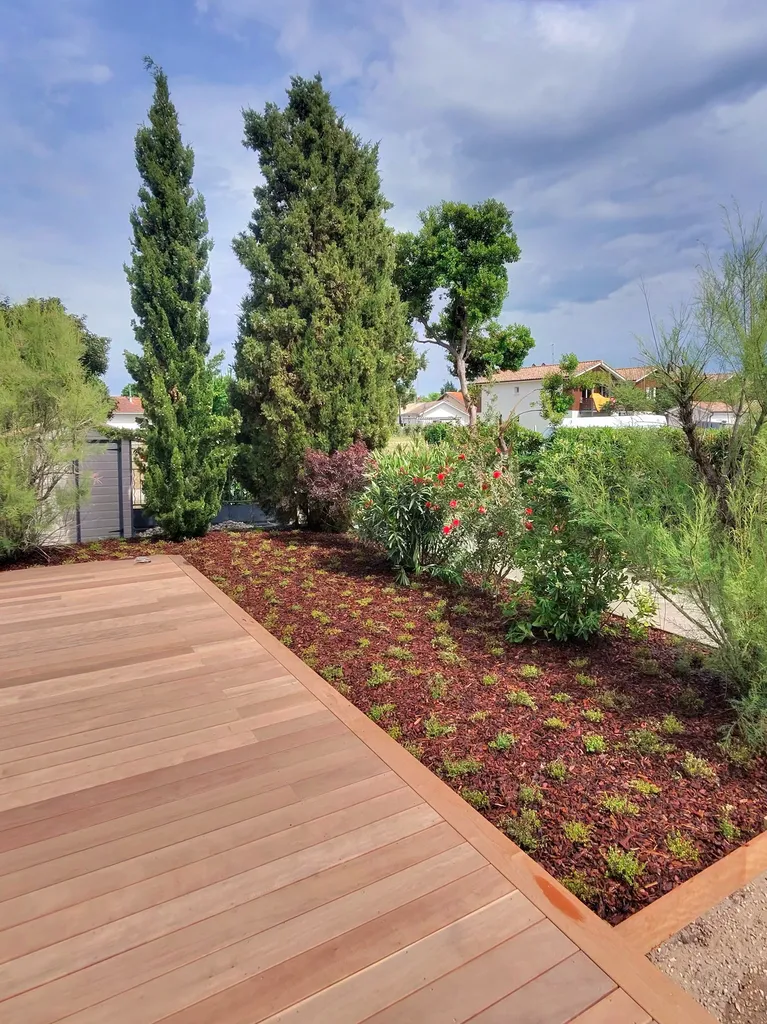 Création de massif paysager coloré et durable en bord de piscine dans les Landes par paysagiste de Biscarrosse et Parentis-En-Born