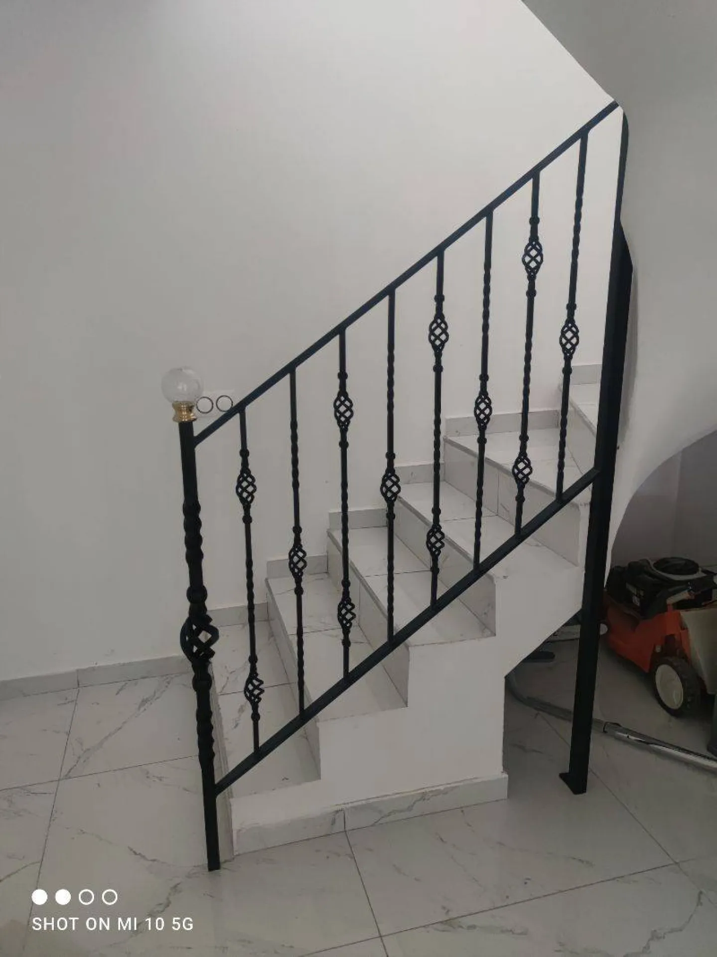 VENTE AVEC POSE DE GARDE CORPS EN FER FORGE SUR MESURE A ISTRES 13