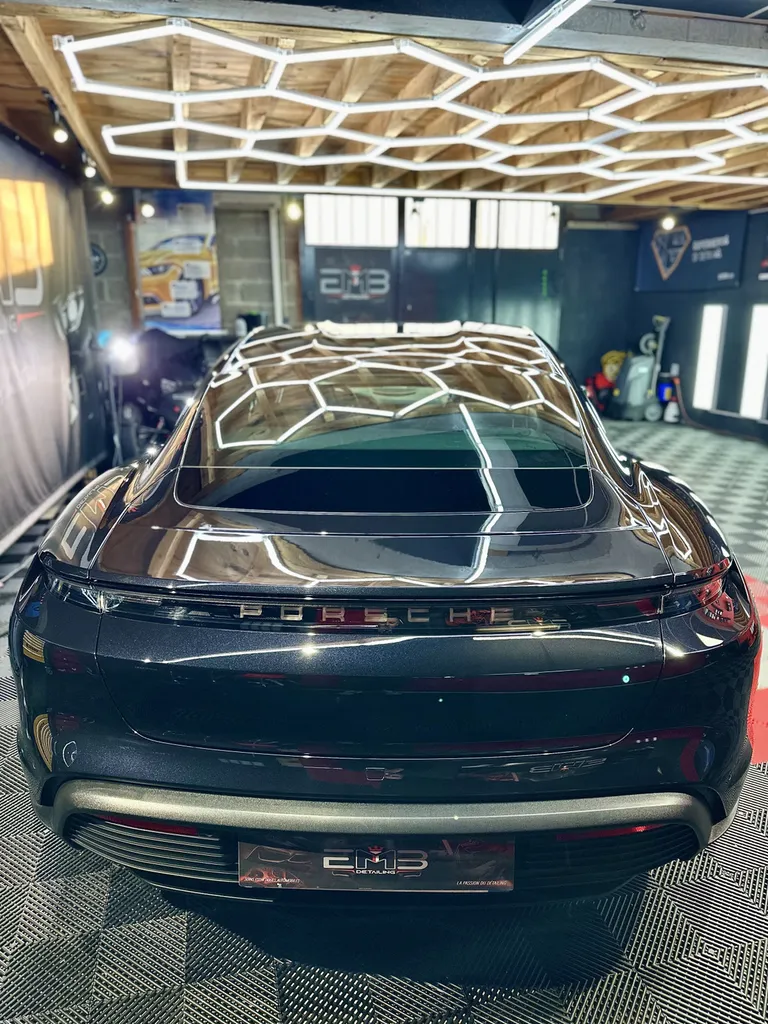 detailing lyon spécialiste Porsche Taycan
