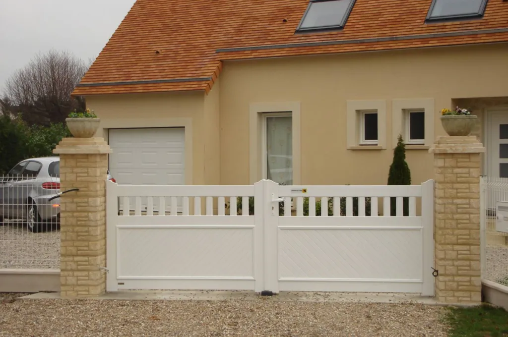 réalisation d'un portail en PVC en Normandie 
