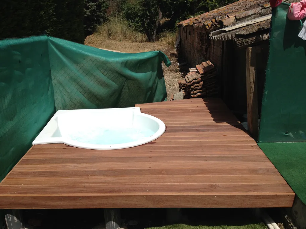 Contour d'un jacuzzi en cumaru a Fuveau