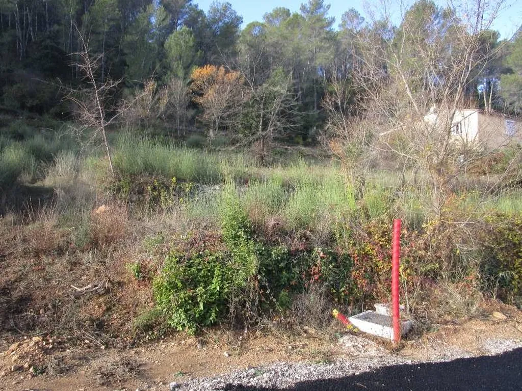 VENDU! Terrain de 2102 m² - SOLLIES-TOUCAS