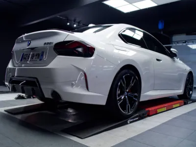 Cette BMW Série 2 bénéficie d’une protection intégrée sur les zones sensibles grâce au film de protection PPF XPEL posé dans notre atelier de Saint-Avé.