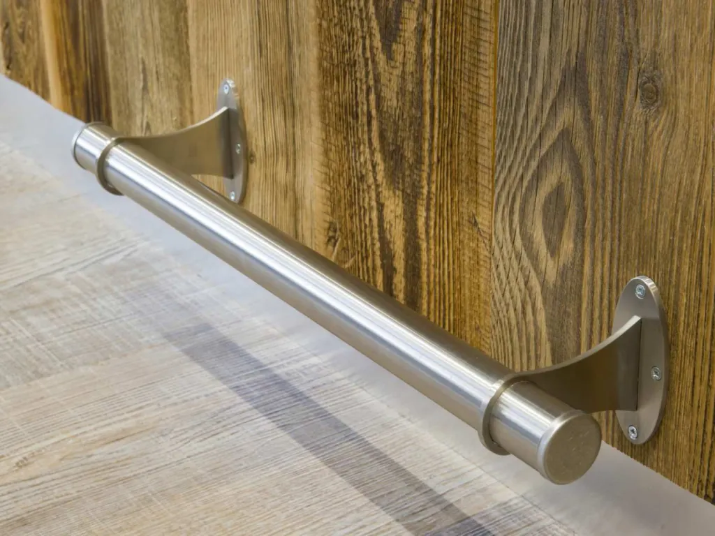 Barron Agencement salon de coiffure dans les Monts du Lyonnais repose-pieds murale