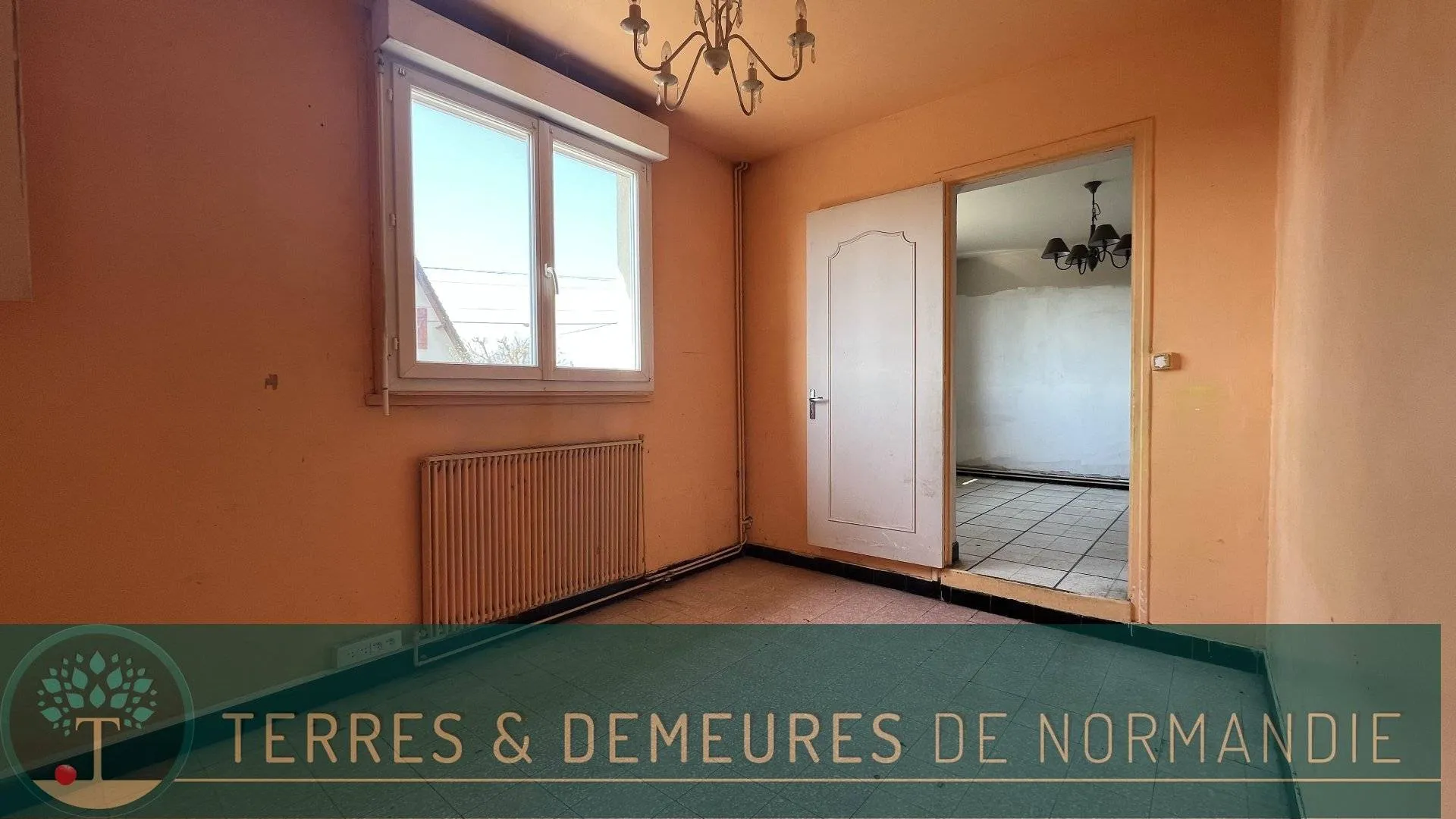 Maison individuelle des années 40 de 95m², 2 chambres, jardin clos arboré 325m², en bon état structurel mais à rénover entièrement, située à Eu 76260.