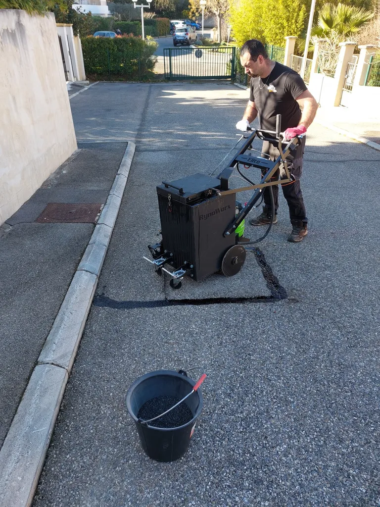 Spécialiste de la réparation (ou pontage) de fissures sur bitume dans les Bouches du Rhône, le Vaucluse et le Var
