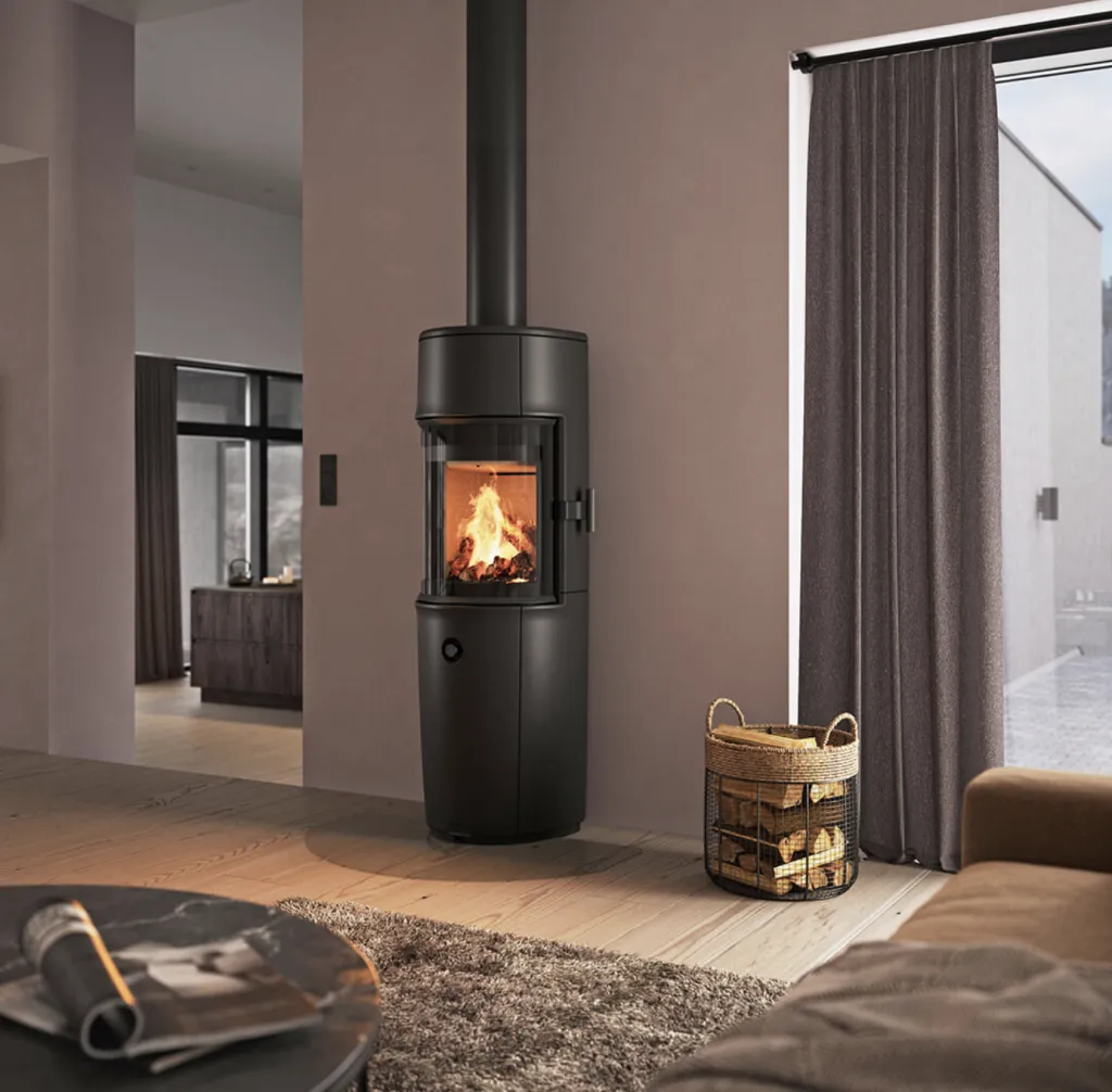 Jøtul F174 poêle à bois en fonte noir avec la technologie Zensoric sur un mur beige