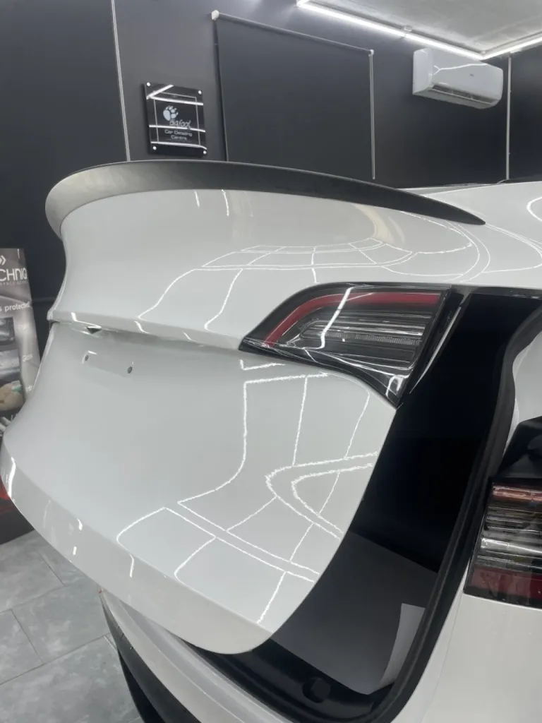 Comment protéger durablement la carrosserie de sa Tesla ? Riviera Derailing vous guide sur les protections.